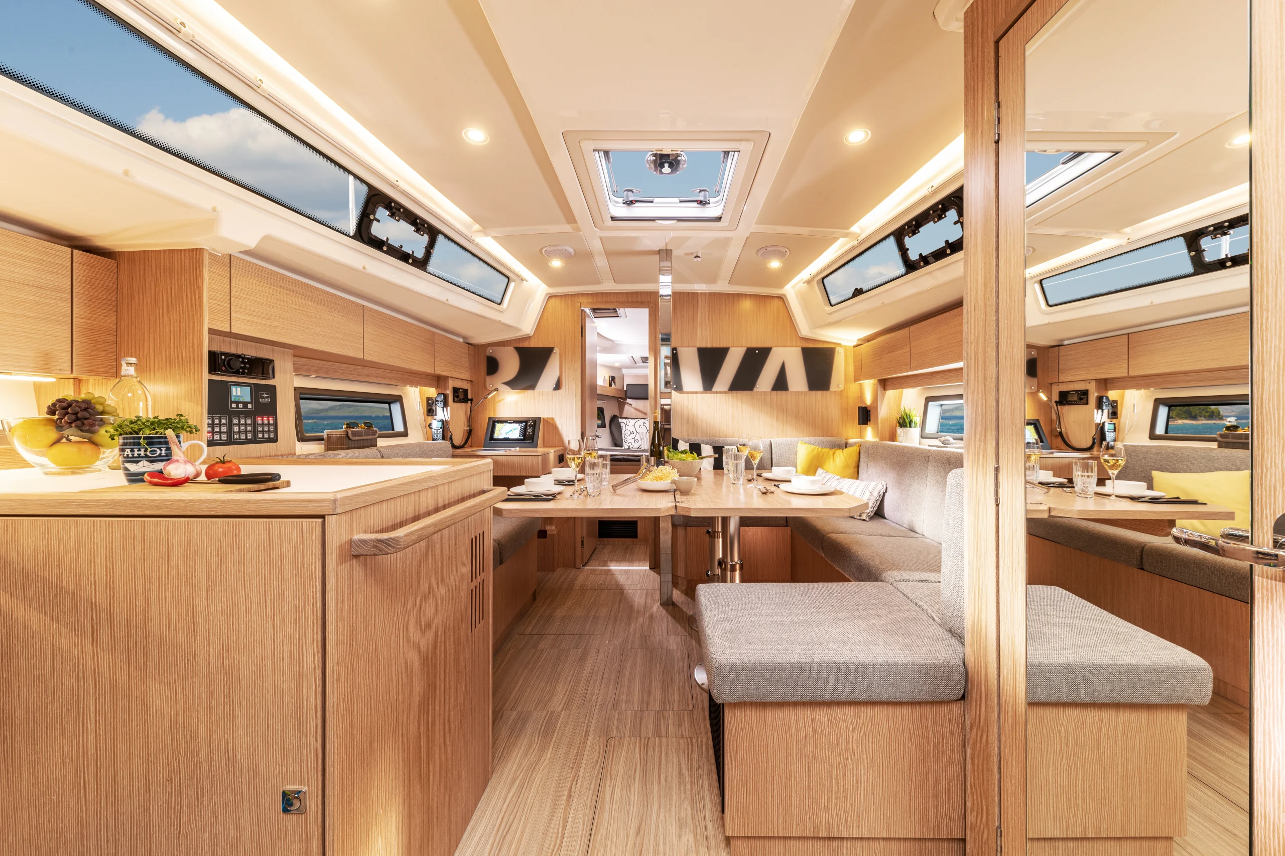 bavaria-voilier-c38-intérieur-var