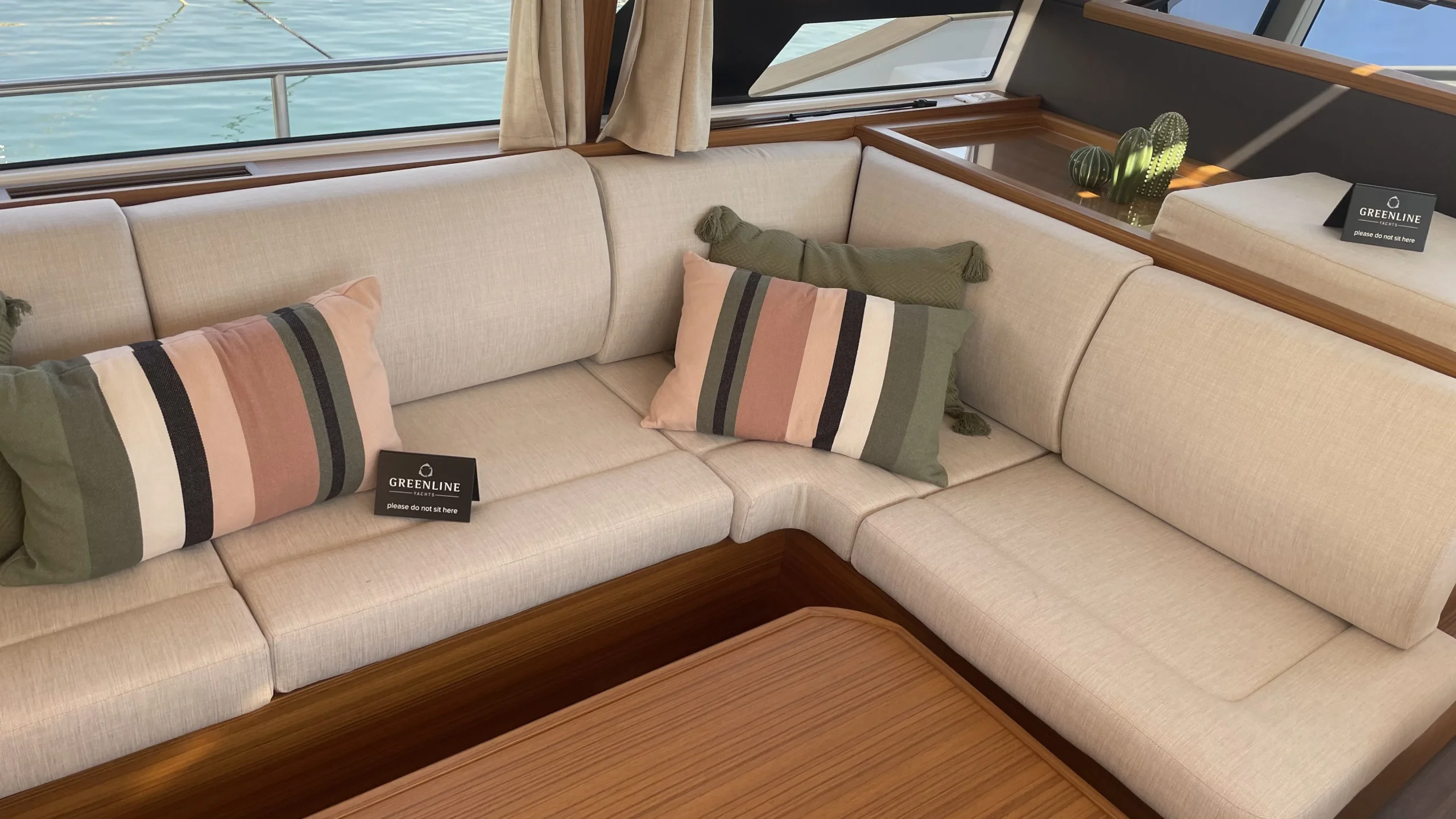 vente-bateau-moteur-greenline-40-hybride-stock_1
