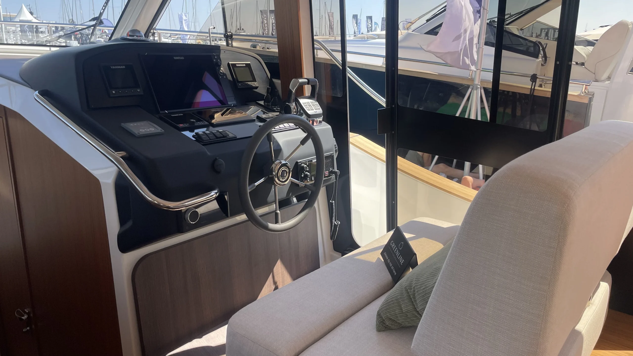 vente-bateau-moteur-greenline-40-hybride-stock_3